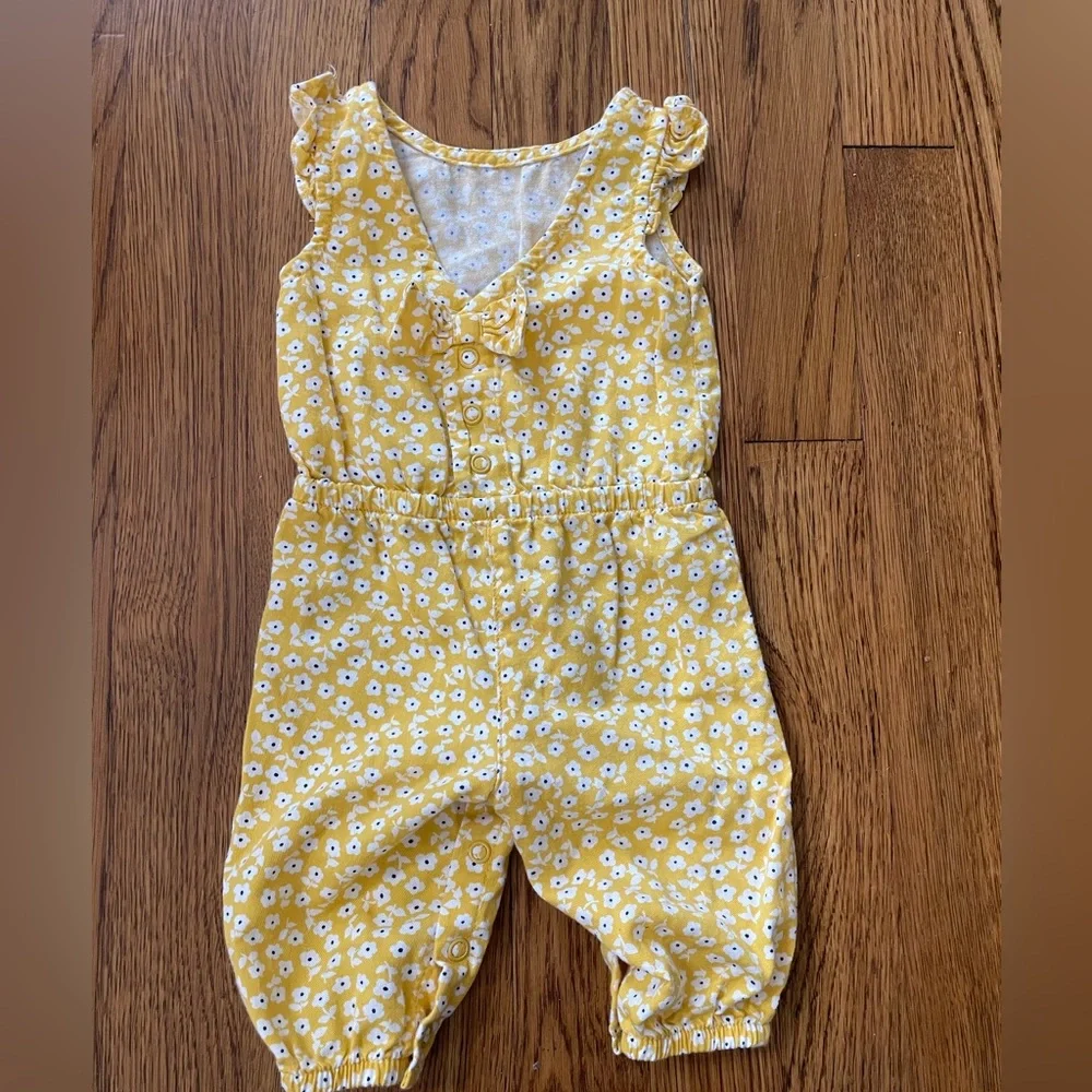 Baby girls Carter’s yellow, and white‎ flower romper (3month)